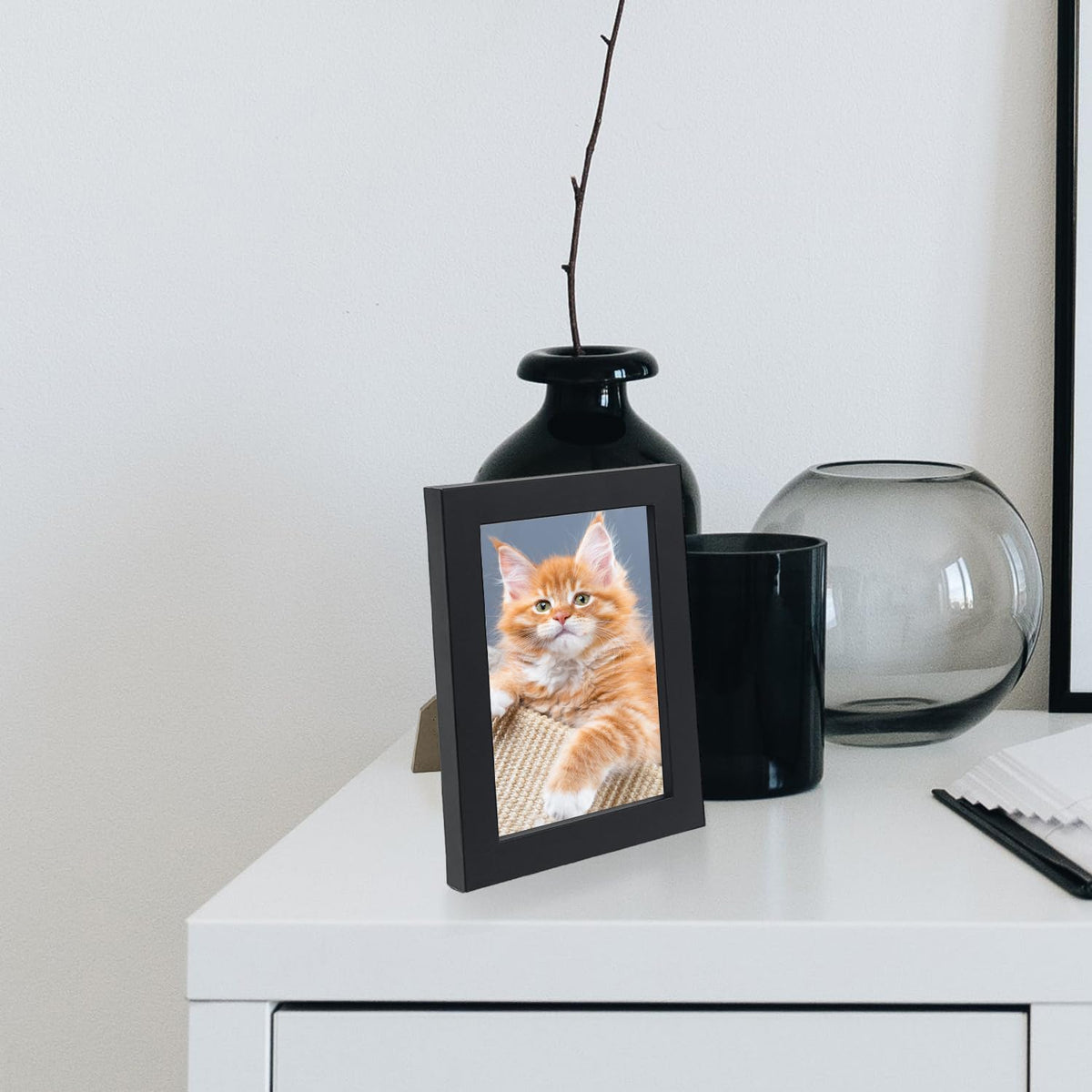 WHEATHUSK frames loading photo conveys simple photo swapping without tools.