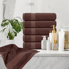 White Classic bathroom setup with towels, spa-like ambiance and everyday luxury.
