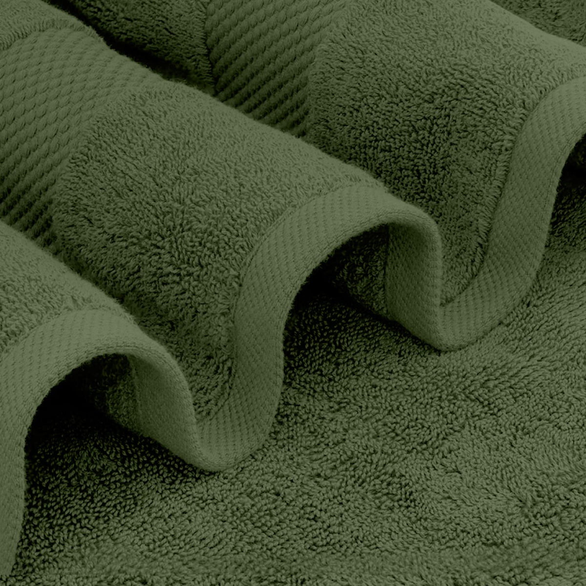White Classic Luxury towel set absorption test demonstrates quick soaking and drying performance.