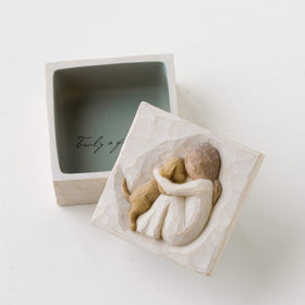 Willow Tree True cream dress seated figure on lid close-up.