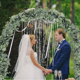 Winlyn silk-leaf eucalyptus garland suited for indoor or outdoor decor.