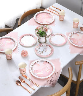 Winoo Design rose gold decorations creating a classy Sweet 16 ambiance