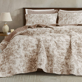 Lightweight all-season quilt ready for year-round use