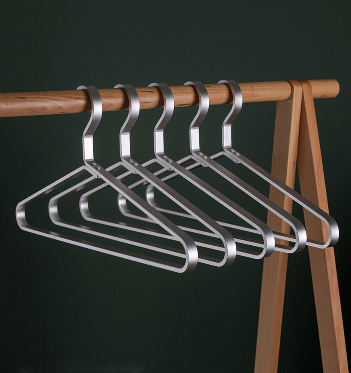 WONQEXZ premium matte aluminum hanger close-up shows sleek finish