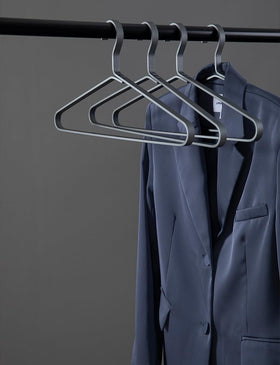 WONQEXZ seventeen-point-seven-inch hanger demonstrates large capacity