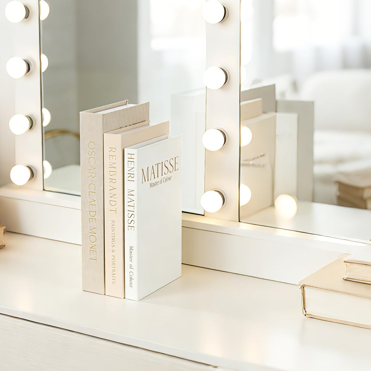 Perfect gift for housewarmings or celebrations with timeless neutral tones.