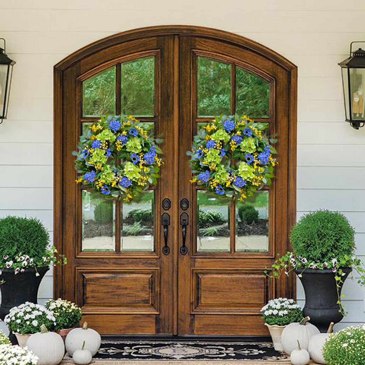 WreathQueen 14-inch packaging protects wreaths during shipping.