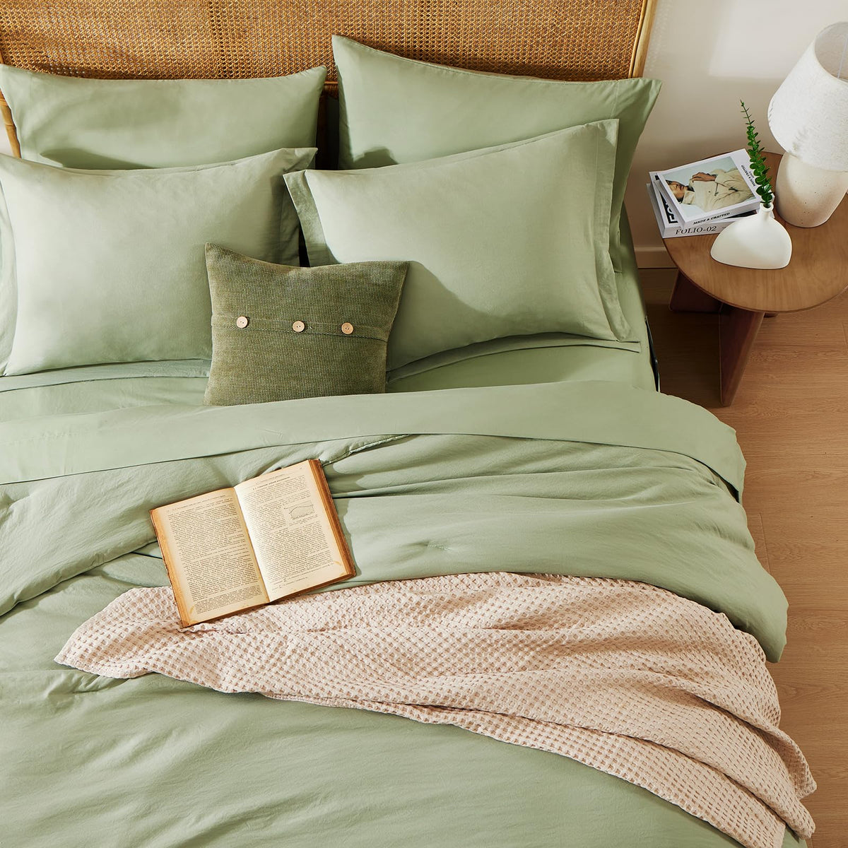 WRENSONGE flat sheet lays smoothly over the bed for all-season comfort and easy care.