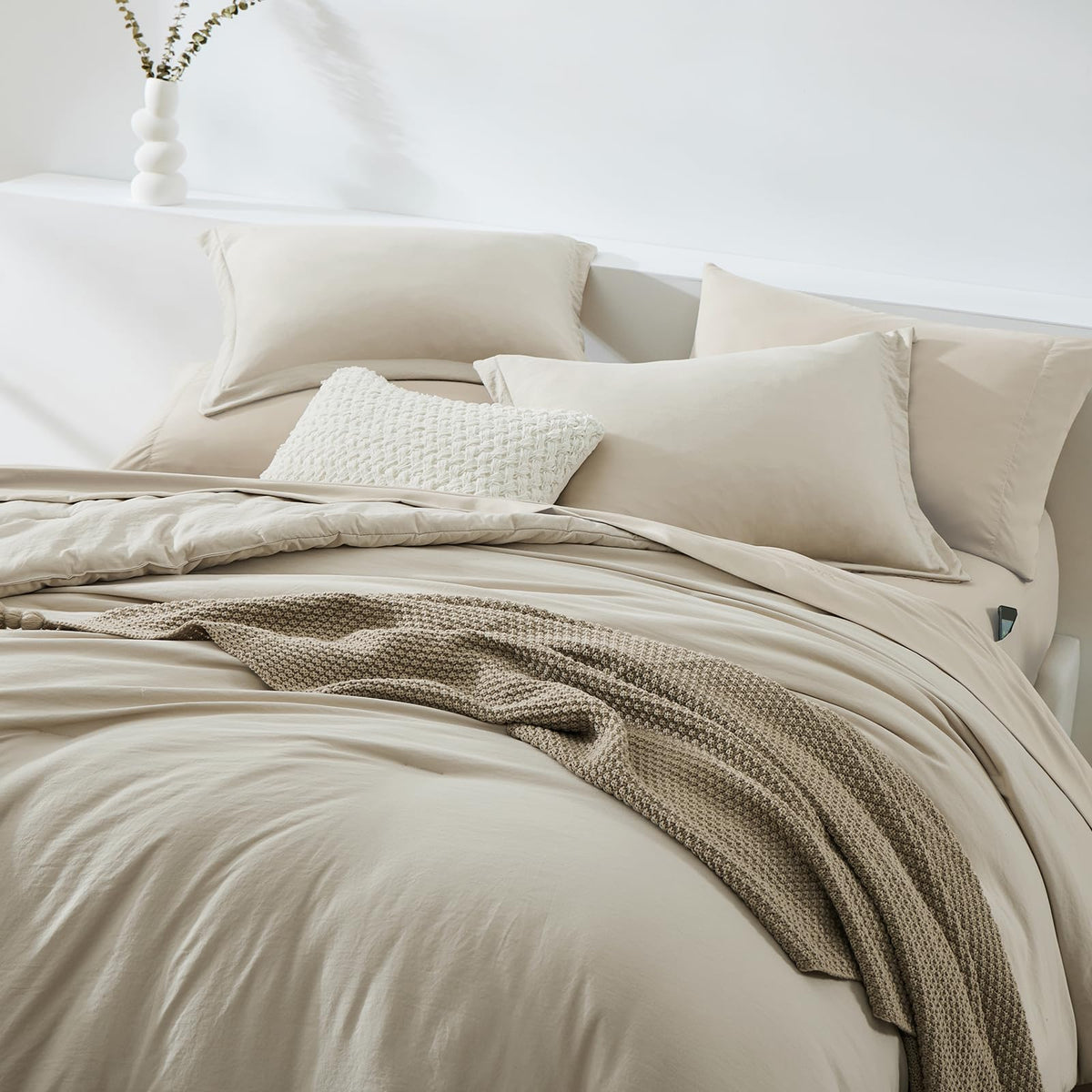 WRENSONGE 2 pillow shams show tidy stitching and durable fabric for bedroom decor.