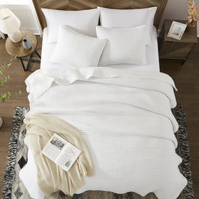 WRENSONGE 3-piece king quilt set includes 1 quilt and 2 shams.