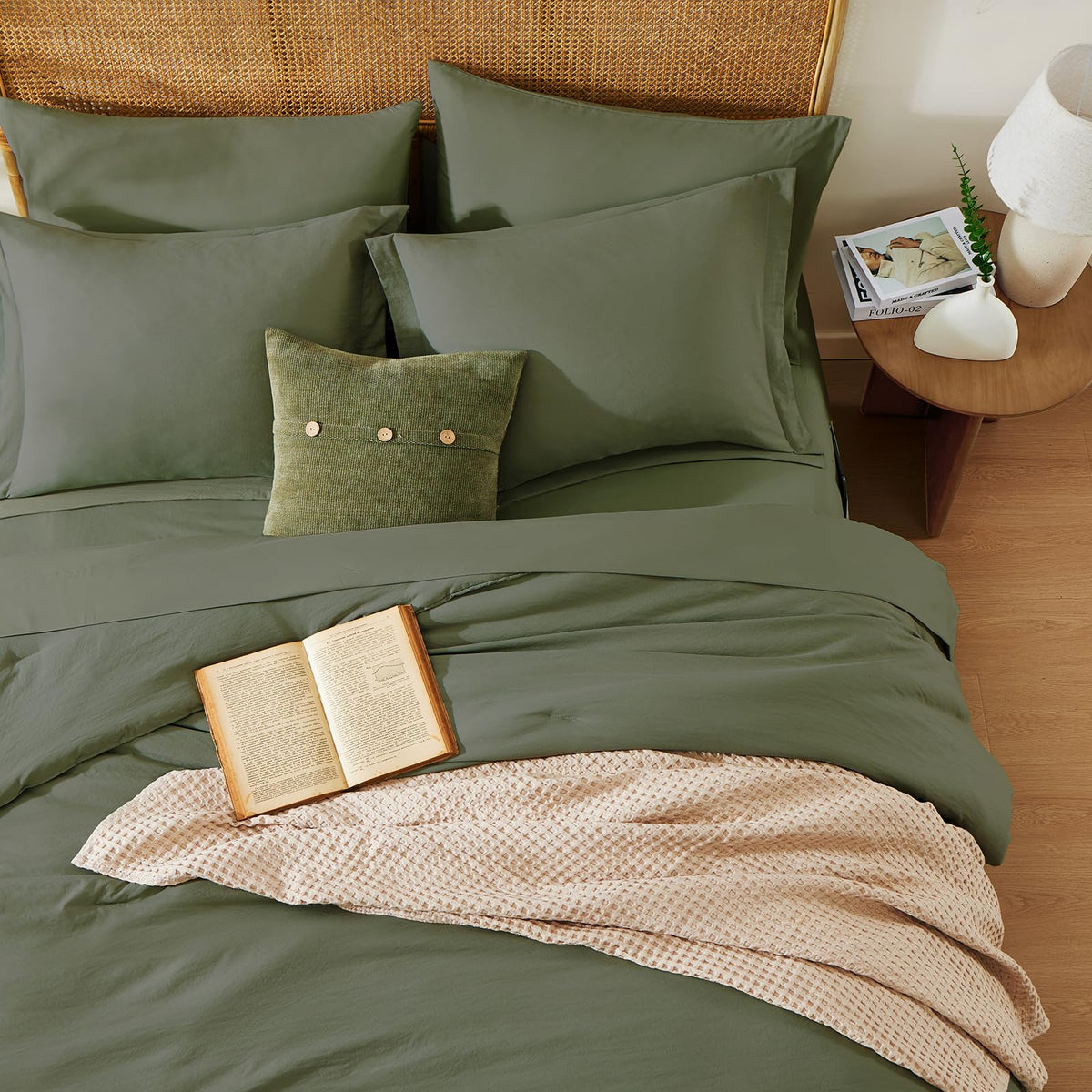 Wrensonge Queen comforter set fitted sheet with pocket for easy storage.