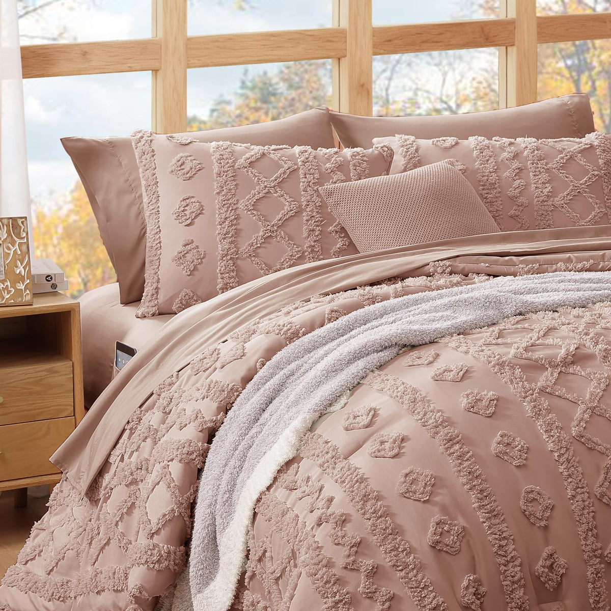 WRENSONGE queen fitted sheet with deep pocket ensures secure fit.