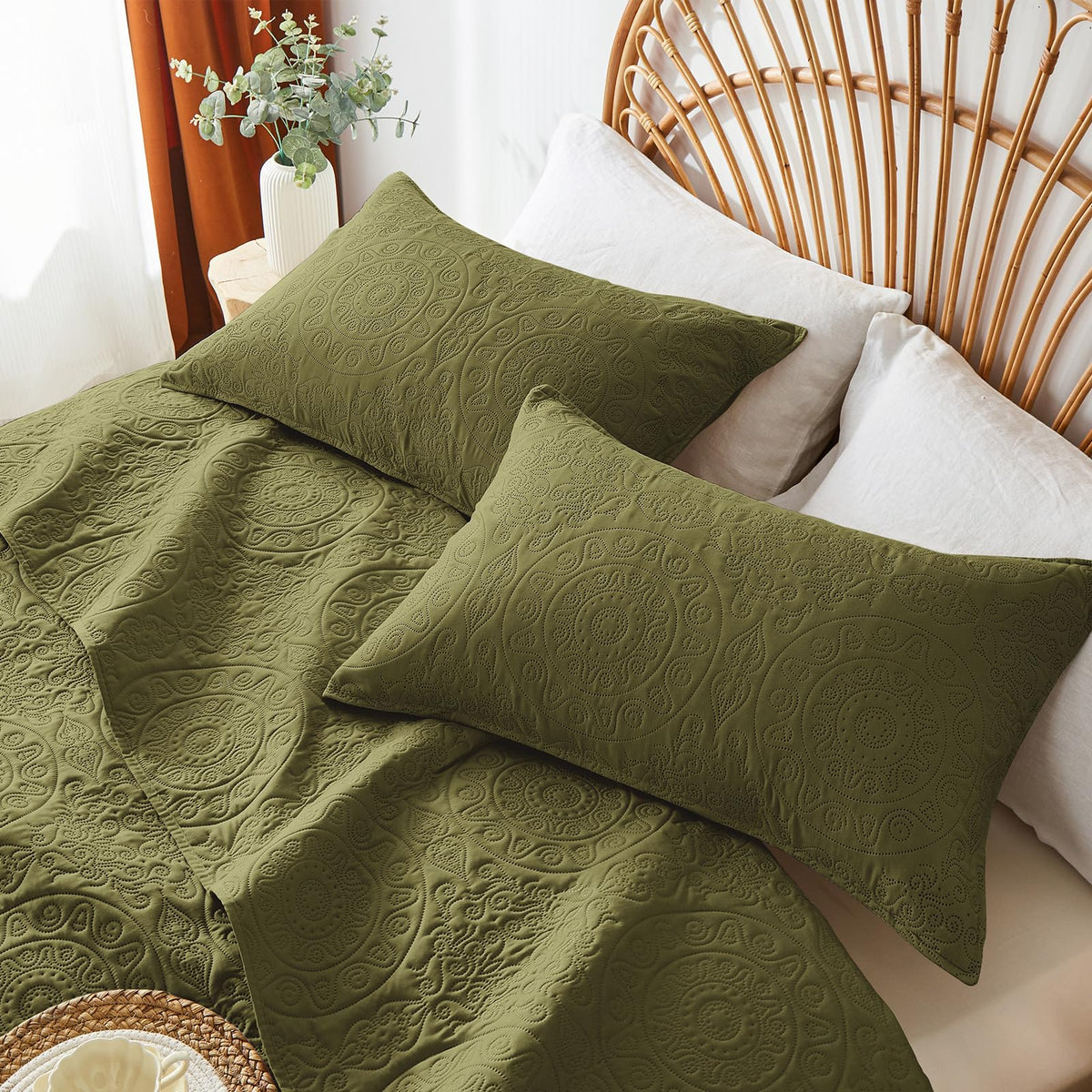 WURUIBO quilt on bed in sunlit room for light warmth