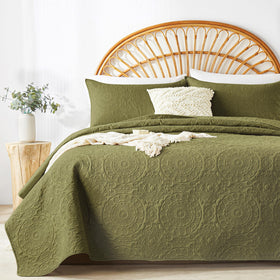 WURUIBO olive green quilt set on king bed for all-season comfort