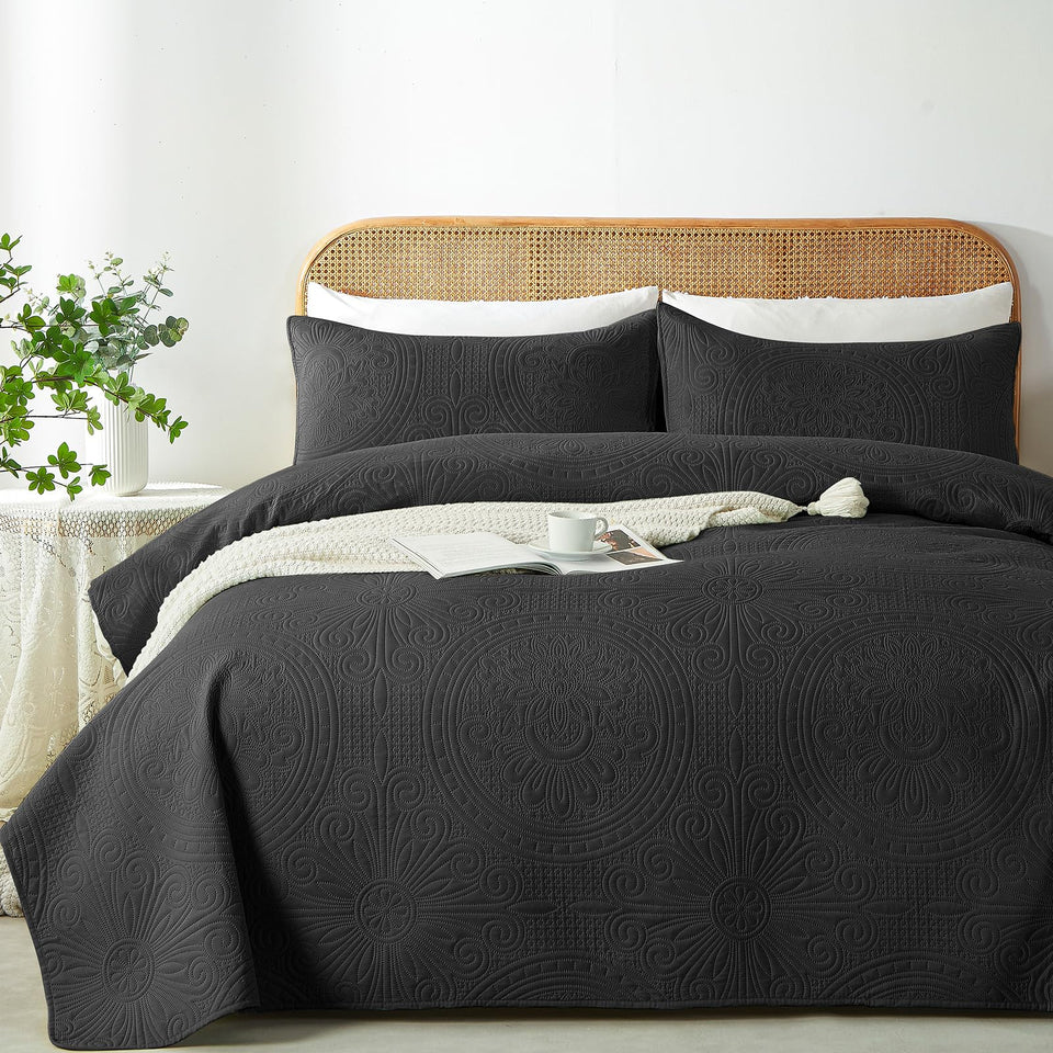 WURUIBO quilt set in black with embossed texture for durable, stylish year-round bedding.
