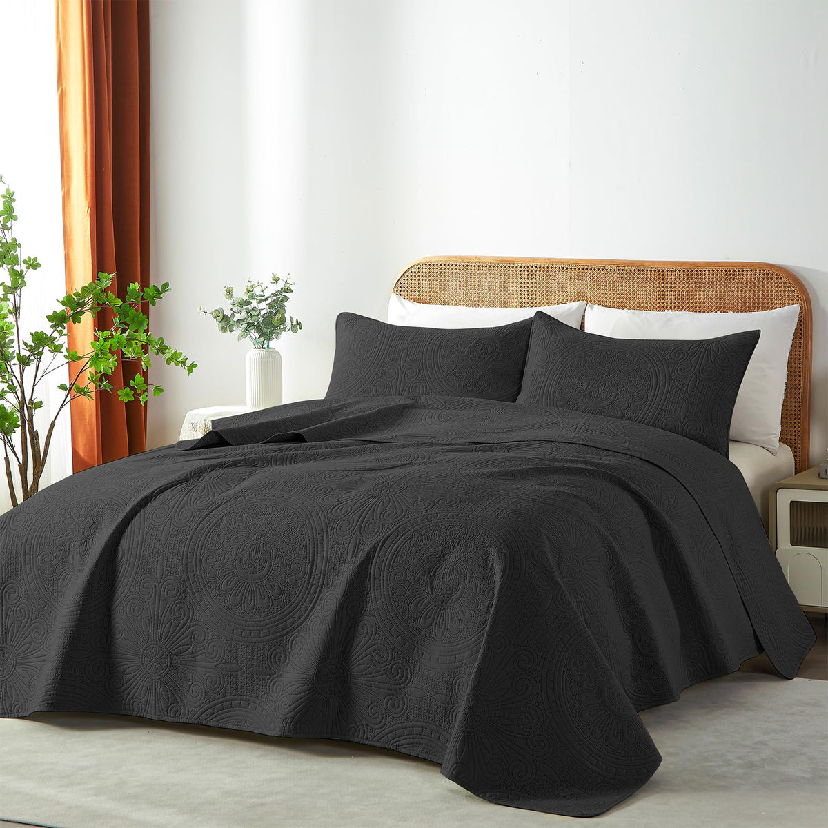 WURUIBO ultrasonic embossed bedspread shows refined detailing and breathable comfort.