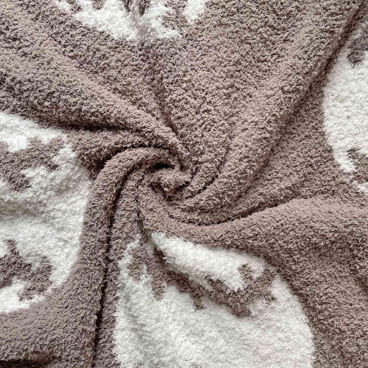 XING7DAY Adult-friendly blanket ideal for bed or sofa naps.