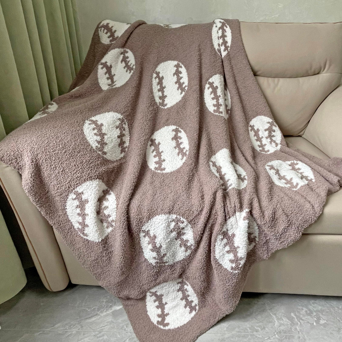 XING7DAY Cozy baseball-pattern blanket on brown fabric provides warm comfort.