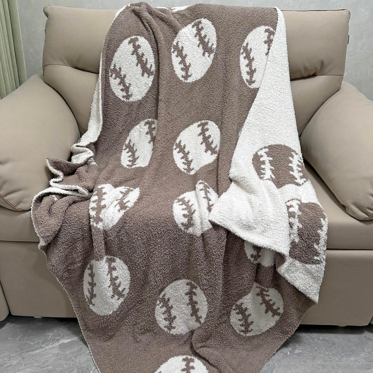 XING7DAY Lightweight blanket on bed showcases easy portability and breathable warmth.