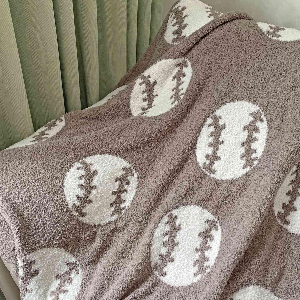 XING7DAY Reversible plush blanket offers two looks and lasting coziness.
