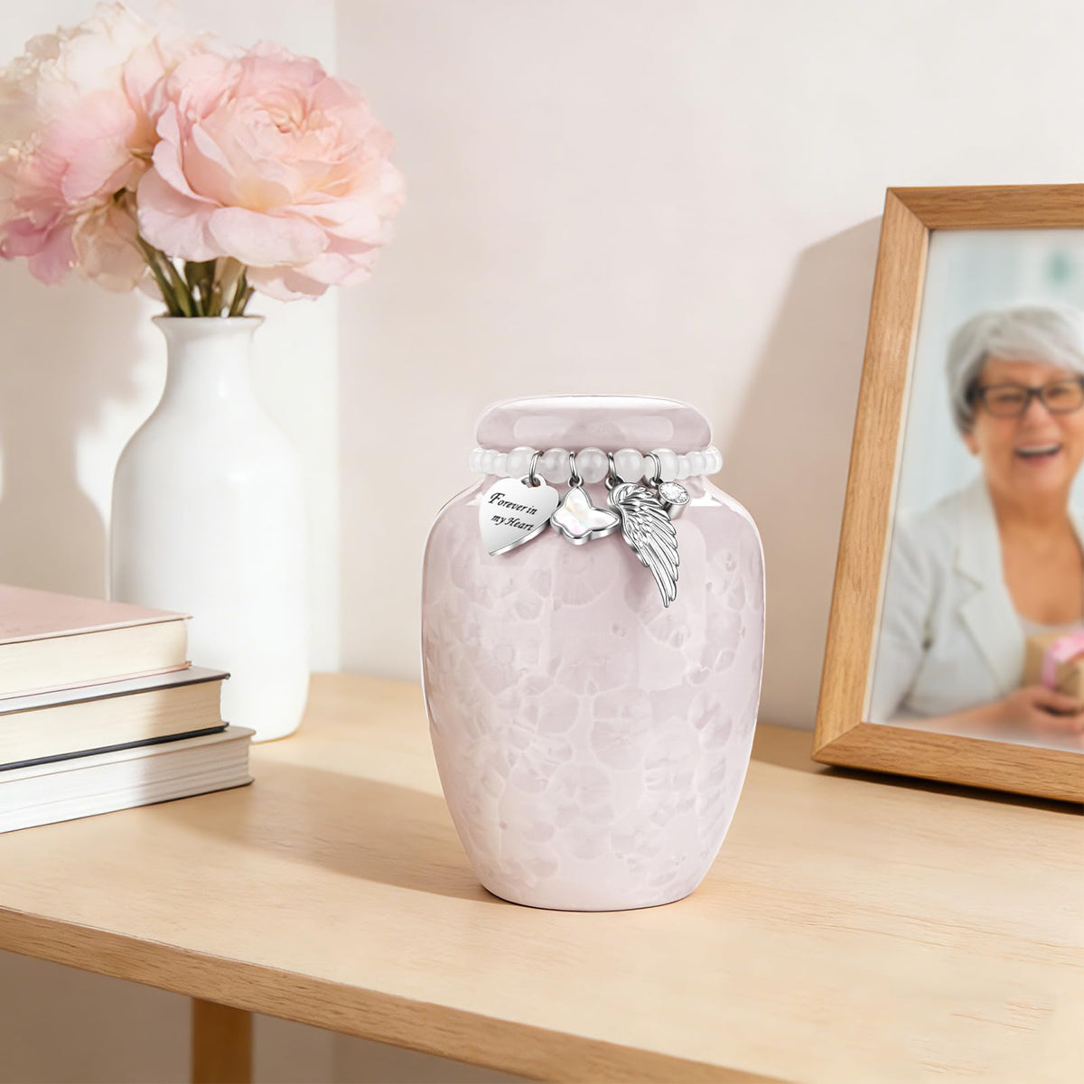 XIUDA keepsake urn for ashes supports a personal, close remembrance