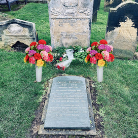 XONOR easy-assembly grave flowers arrangement for quick setup