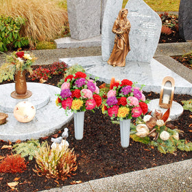 XONOR cemetery flower set suited for memorials and headstone displays