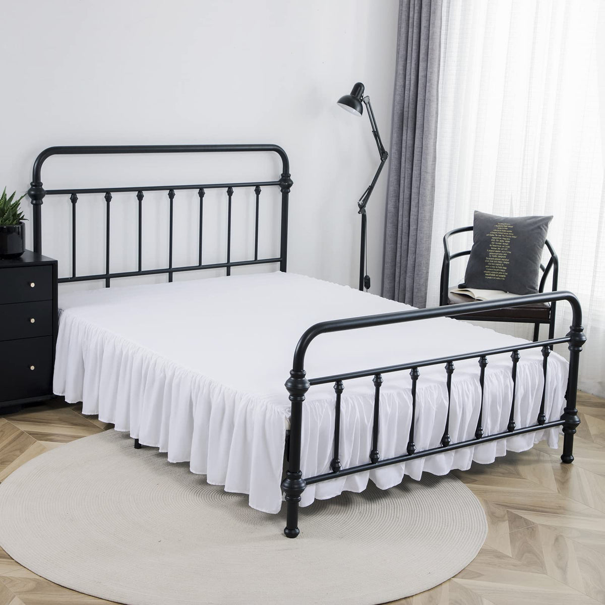 Xuan Dian split-corner design bed skirt allows easy under-bed access.