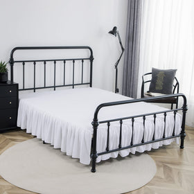 Xuan Dian split-corner design bed skirt allows easy under-bed access.