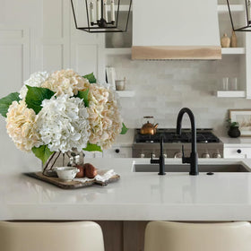YalzoneMet hydrangea is easy to clean with water to remove dust.