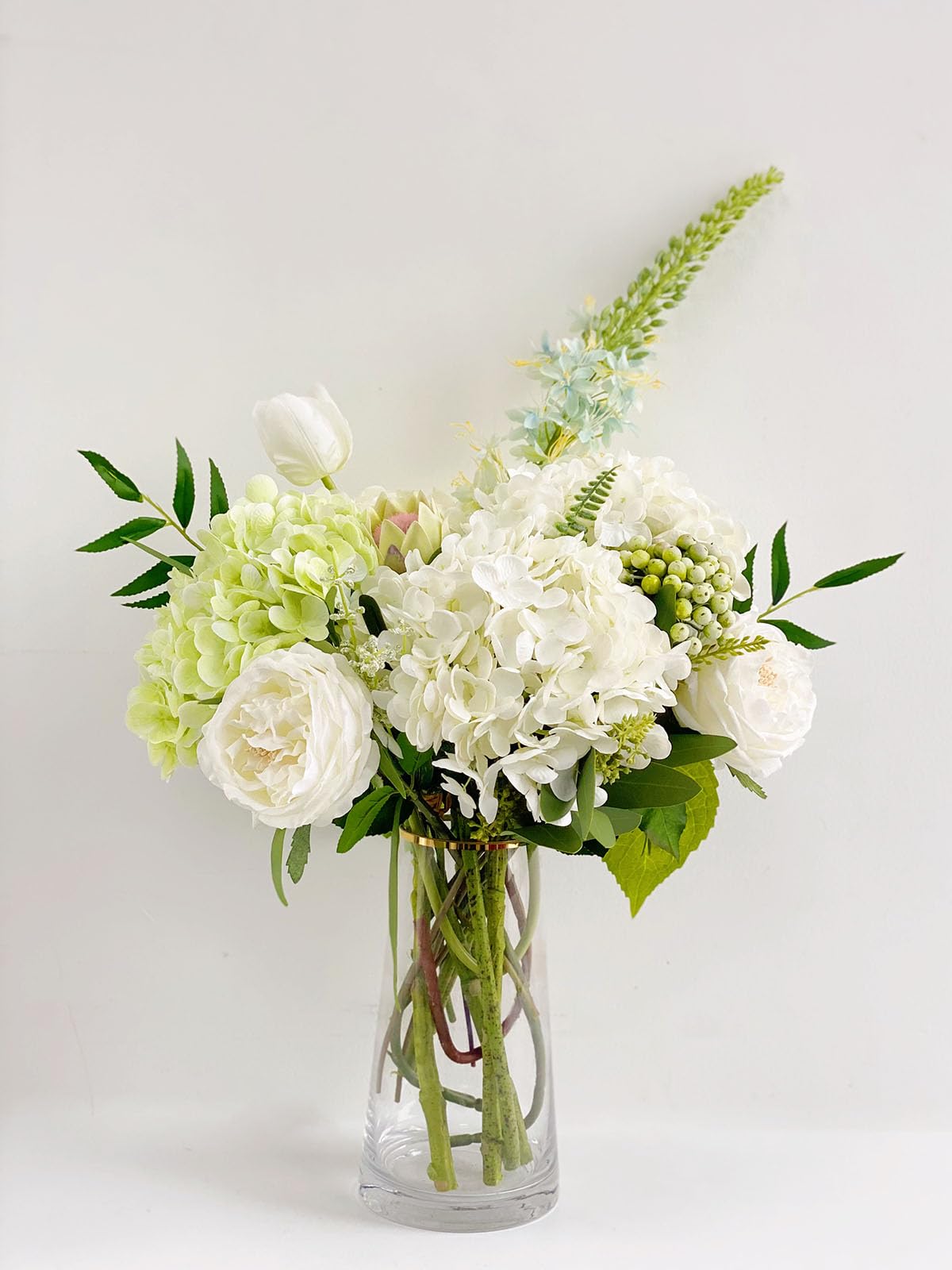 YalzoneMet latex material texture offers soft, lifelike petals that resist wilting.