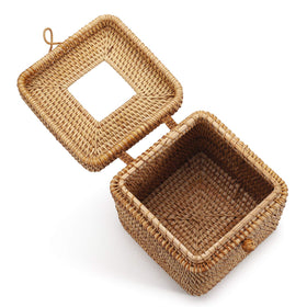 yangqihome decorative woven tissue holder adds warmth to any countertop.