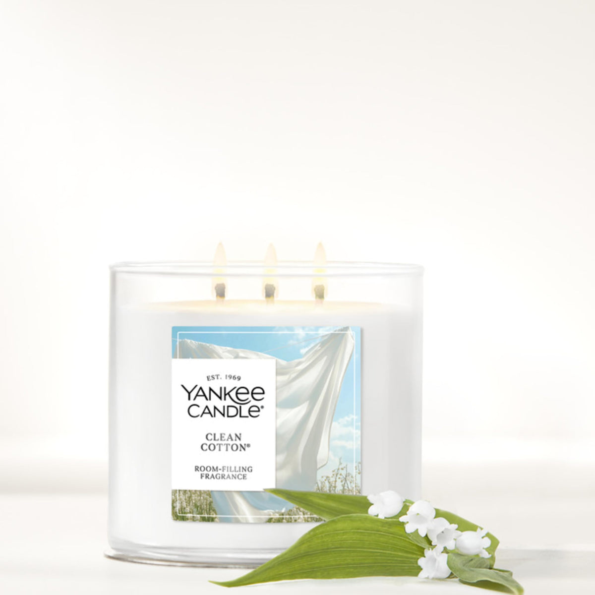 Yankee Candle Clean Cotton 3-wick close-up highlights lush fragrance throw.