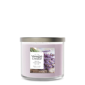 Yankee Candle Dried Lavender & Oak jar showcases lavender and wood notes for inviting ambiance.