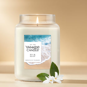 Natural-fiber wick supports even burn and reduces tunneling for consistent aroma.