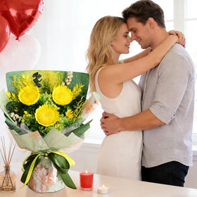 Yastouay Mother’s Day gift setup with bouquet and vase.
