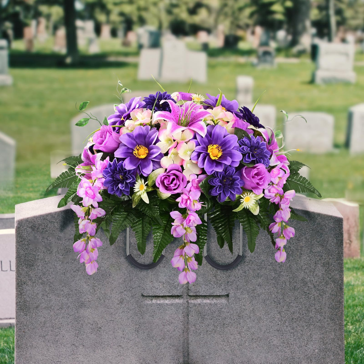 Yastouay weather-resistant headstone decor resists wind and rain.