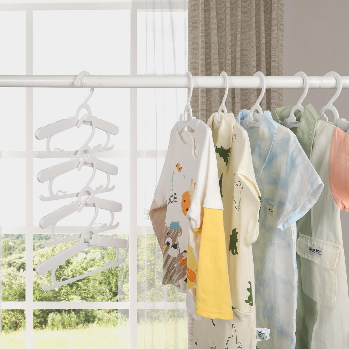 YeJieYJ side-hook hangers support straps while reducing clutter.