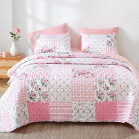YIKUSH floral quilt close-up shows soft pink patchwork for cozy nights.