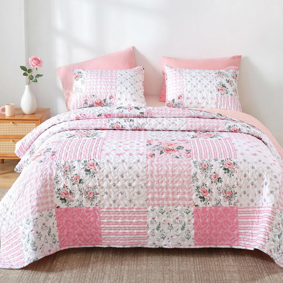 YIKUSH floral quilt close-up shows soft pink patchwork for cozy nights.