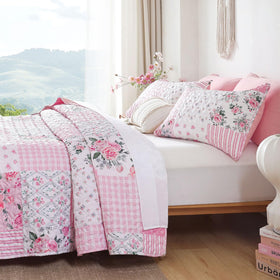 YIKUSH Floral Quilt Set on king bed demonstrates all-season comfort and style.