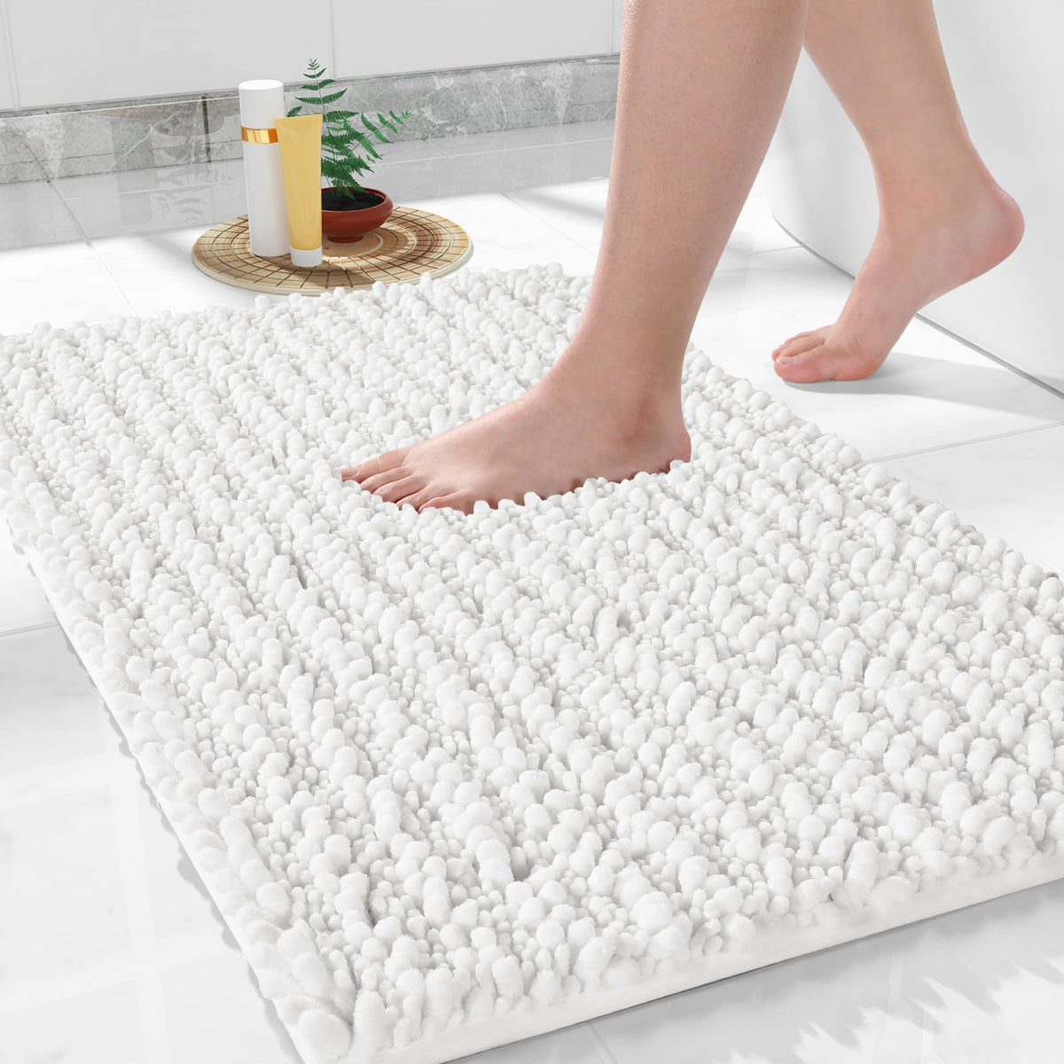 Yimobra large chenille bath mat close-up shows plush fibers for soft underfoot comfort.