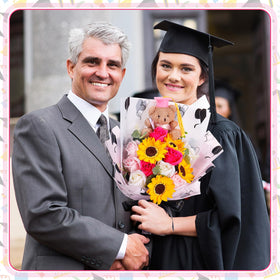 Yinder graduation party décor ideas: use bouquet as centerpiece or photo prop