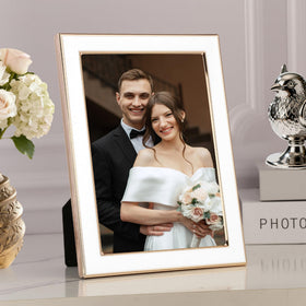YiPinYin frame closeup gold edging, premium detail that elevates any photo wall.
