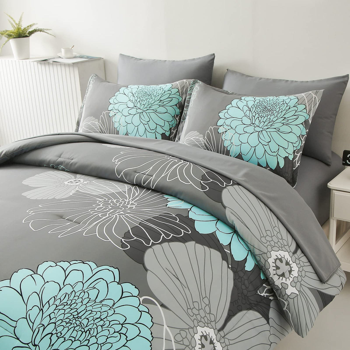 Yiran floral bedding in a bright room, showcasing vibrant colors and style versatility.