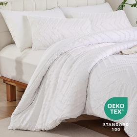 YIRDDEO Queen size bedding set displayed on bed for year-round comfort