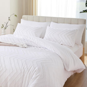 YIRDDEO White Comforter with tufted detail on bed for cozy texture