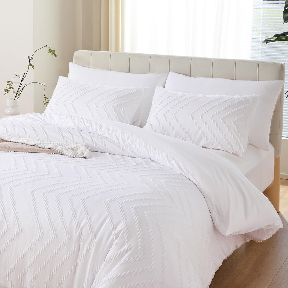 YIRDDEO White Comforter with tufted detail on bed for cozy texture