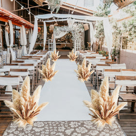 YOJOYI dried pampas grass with beige accents suits wedding and home decor.