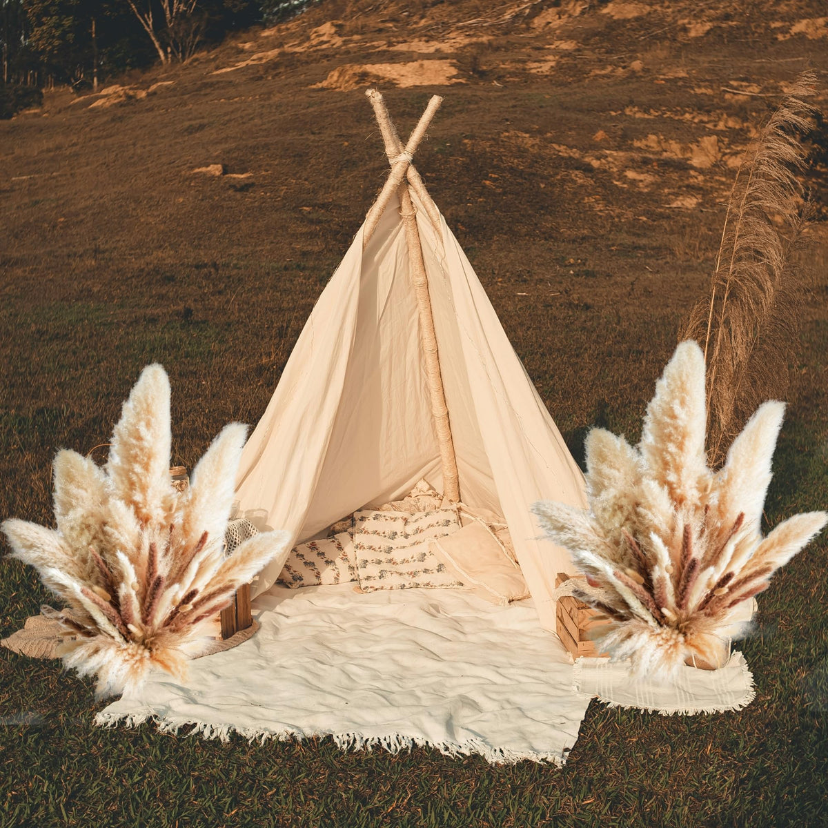 YOJOYI tall pampas grass decor complements beige or neutral interiors.